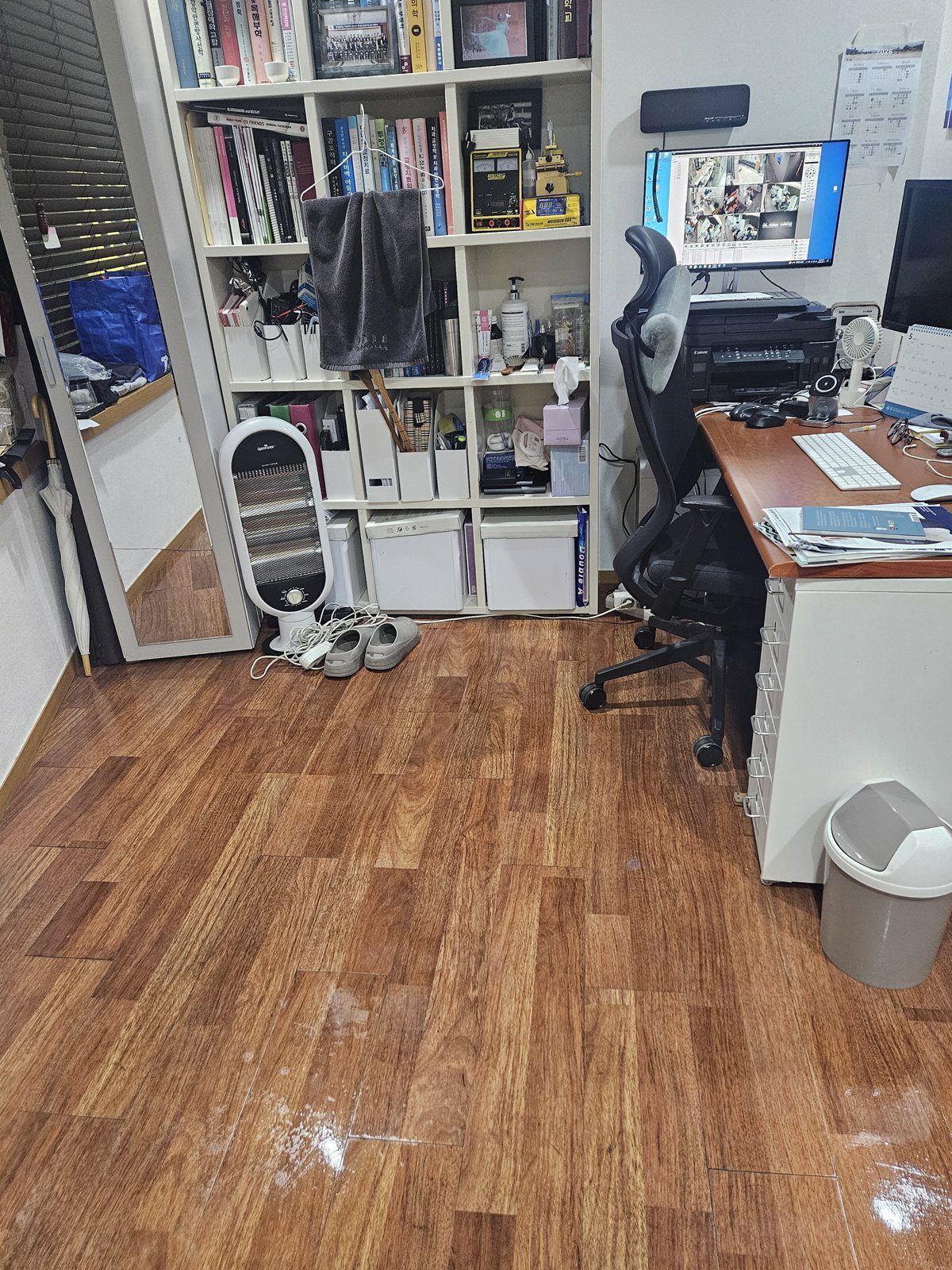 정기청소를 마친 사무공간 바닥