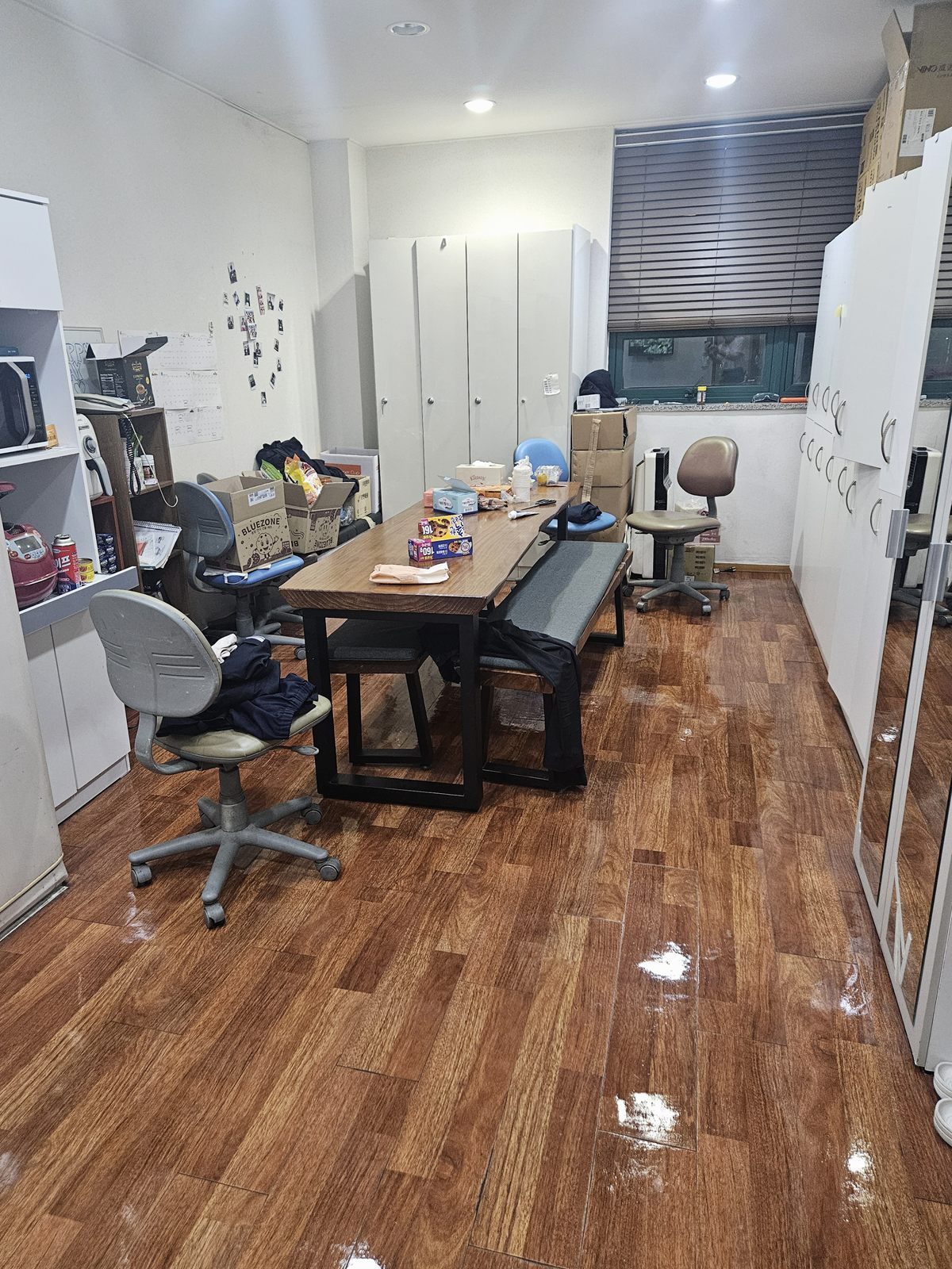 정기청소를 마친 회의 테이블 주변