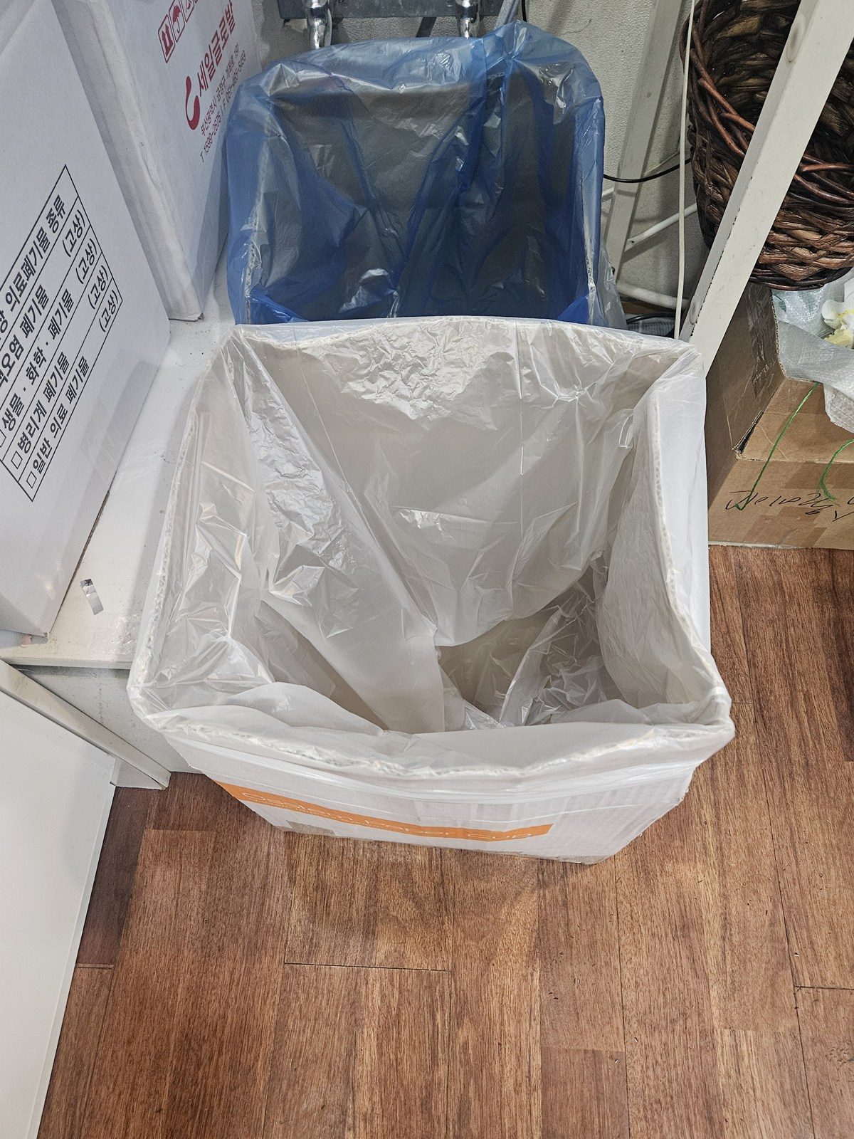 정리를 마친 폐기물 용기 주변