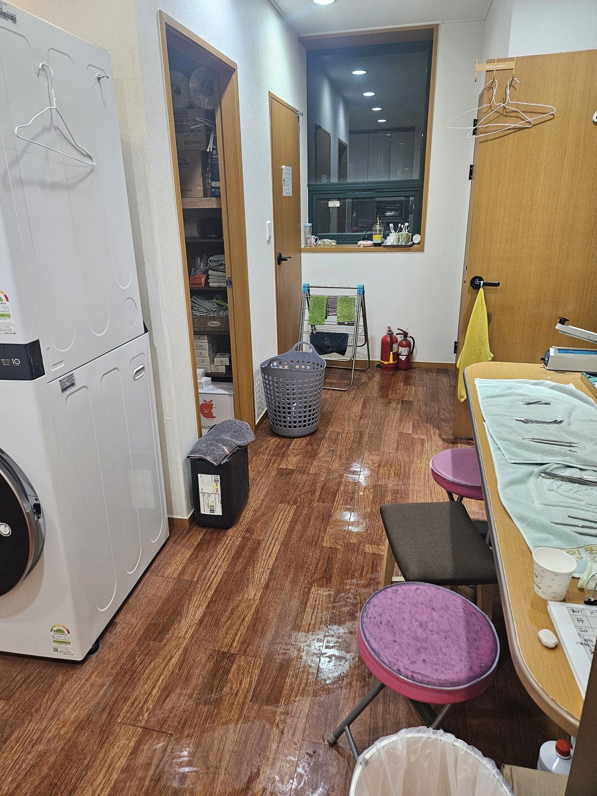정기청소를 마친 탕비실과 세탁 공간